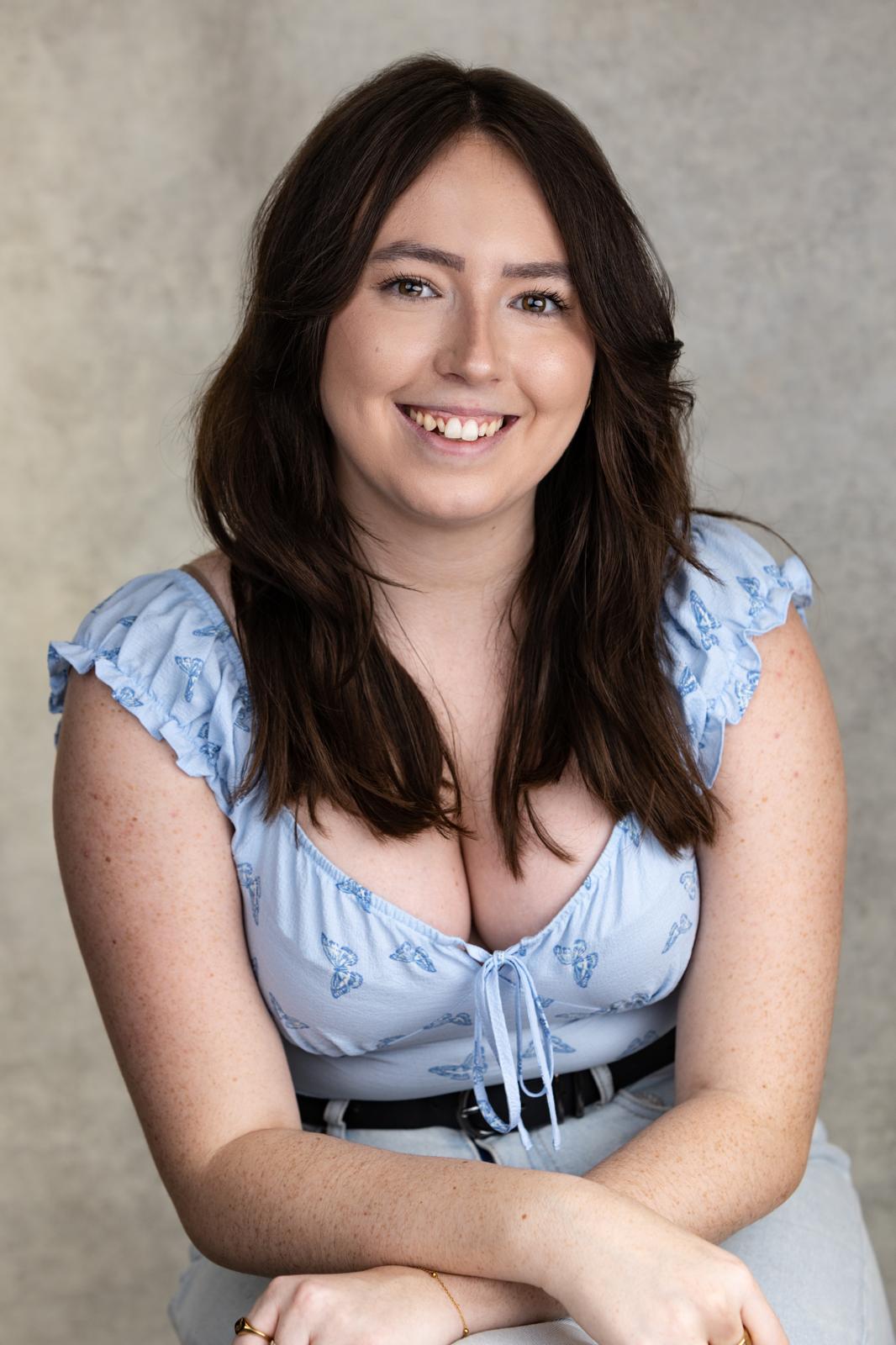 Robyn Hearn performing under warm lights